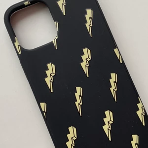 iPhone skal 12 pro - Hej! 🥰 säljer detta skal med blixtrar på för en IPhone 12 pro⚡️⚡️ det är i riktigt fint skick! Tveka inte på att höra av dig vid intresse och frågor❤️