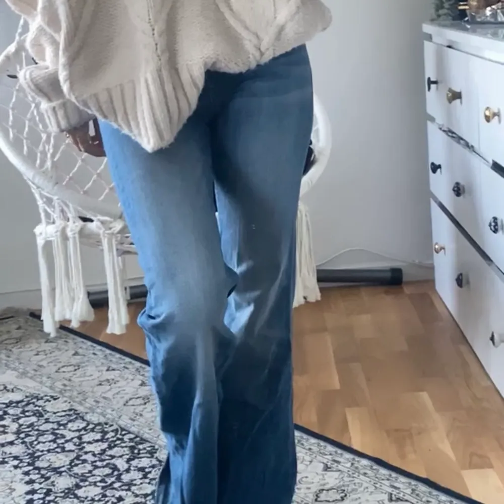 Tvärfeta Cricker jeans. Flarejeans med mid-waist. Så snygga. Passar långa tjejer. Som ny. . Jeans & Byxor.
