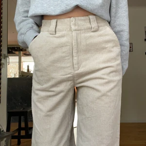 Beiga manchesterbyxor - Ett par beigea manchesterbyxor från nakd. Dem har 2 riktiga fickor i fram och 2 fake i bak. Dem är endast använda en gång då dem är lite korta på mig som är 175 cm. Skriv privat vid intresse eller frågor/fler bilder💕💕