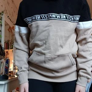 H&M mjuk hoodie stl. S - Pris: 40 kr. Stl: S. Passform: mjuk fodring på insidan. Säljer p.g.a: Används aldrig.