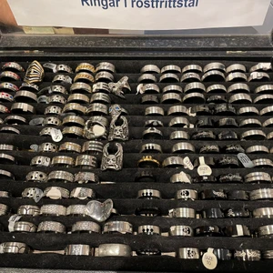 Ringar i rostfritt stål - Olika ringar i rostfritt stål. Alla 50kr/st. Minsta ringen är size US 7,5. Resten är ganska stora, ungefär 12. Kontakta för mer info💗 Frakt ingår inte i priset.