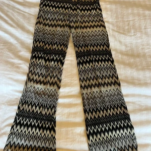 Randiga byxor - De klassiska gamla byxorna. Storlek M tror jag (lapp bortklippt). Populära under 2000-talet. 