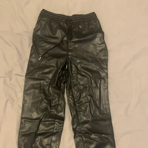 Skinn imitation byxor  - Baggy skinn imitation byxor köpta på h&m. Betalning sker via Swish. Frakt 66kr spårbar. 