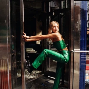 Zara green lether pants - Säljer mitt supertrendiga slutsålda sett från zara💚😍. De är i väldig bra skick eftersom jag bara använt det två gånger. Passar både för small och medium🥰 jag vill helst sälja båda delarna till en köpare men om man verkligen bara vill ha ena delen går det nog att lösa👍💚 första bilden är tagen från nätet men dom två andra är mina👍