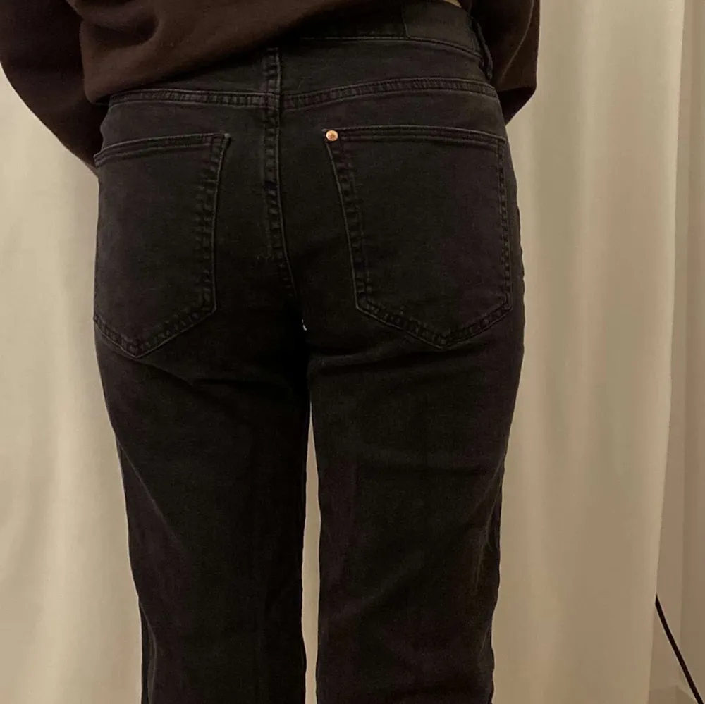 Gråa Straight leg jeans. Dessa jeans är perfekta att ha när man inte orkar ha på sig tajta jeans, de sitter jätte skönt men ändå väldigt fint. Jeansen är inte så högmidjade och har en bra längd. Jätte bra att ha till vilket tillfälle som helst!. Jeans & Byxor.