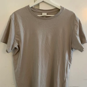 Tröja - En vanlig t-shirt från hm. Säljer för att den är för stor på mig, den är t-shirt som är lite större i modellen. 