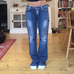 Only jeans - Sååå sjukt snygga lågmidjade jeans från Only i toppenskick! Flare cut🤩🤩  tyvärr för stora på mig som är 160cm. Midjemått: 83cm Innerbenslängd: 80cm 