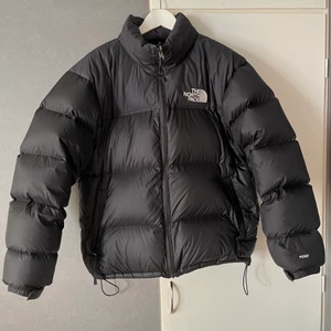 The North Face vinterjacka - The North Face vinterjacka i bra skick. En jättevarm vinterjacka som jag inte är i behov av längre. Storlek M passar perfekt på mig som är 181cm. Nypris är 2500kr