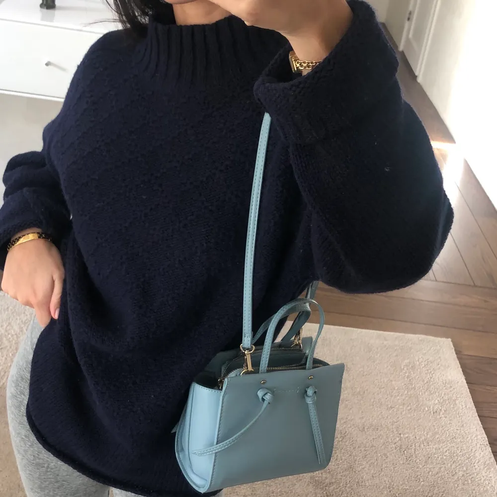 Köpte denna så fina ljusblåa ”Mini City Bag” från Zara för något år sedan men har knappt kommit till användning. Den finns inte kvar på hemsidan eller butik! Den är köpt för runt 400kr och är i toppskick utan slittningar eller andra defekter😊 Vill ni ha andra bilder eller frågor så hör av er! . Väskor.