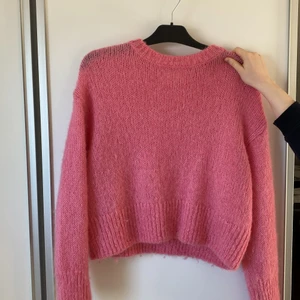 Rosa stickad tröja - Säljer denna underbara rosa stickade tröjan. Använd 2 gånger bara och är i nyskick!! Sitter perfekt och har en underbar färg 💘💞💕💗