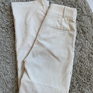 Manchesterbyxor  - Ett par snygga högmidjade manchesterbyxor i en beige snygg färg! Högmidjad modell. Använda högst 5 gånger. (kan eventuellt också frakta men köparen står för frakten) 😊