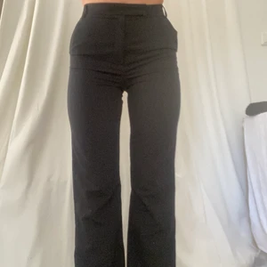 Svarta, något utsvänga kostymbyxor  - Knappt använda kostymbyxor. Str 36. Går ned till fötterna (jag är 170 cm)