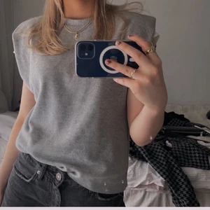 Topp - Säljer denna stickade t-shirt liknande tröjan från zara som inte säljs lämgre som är super snygg och trendig!😍