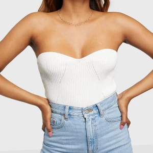 Vit stickad bandeu-topp - Säljer denna fina stickade toppen från Gina tricot, storlek S💞 100kr+frakt eller högst bjudande, aldrig använd