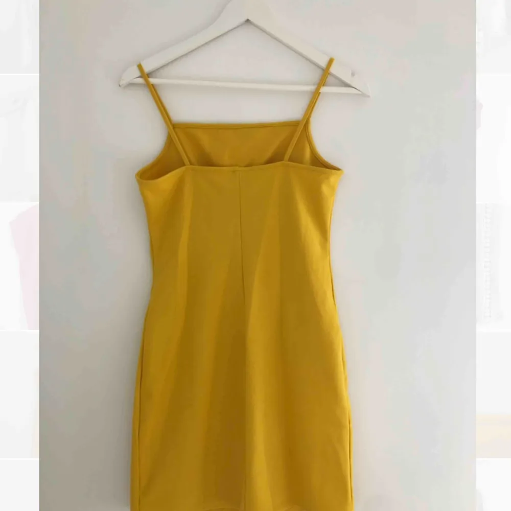 Härlig gul klänning från PIMPKIE Spanien.  Säljer pga utomlandsflytt :) oanvänd! Nyskick!. Klänningar.
