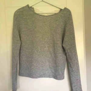  - Grå tröja från Chiquelle med spets i ryggen. Passar en XS/S. 