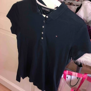  - Äkta Tommy Hilfiger piké. Köptes förra sommaren på NK, har ej kvitto kvar men är ej använd många gånger!