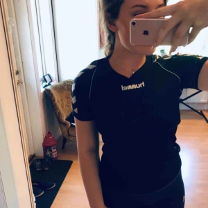  - Handbollströja från Hummel ✨ flitigt använd, dags för en ny handbollstjej att använda !