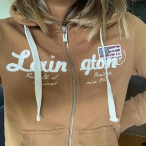  - lexington hoodie med dragkedja. Nästan helt oanvänd :) 