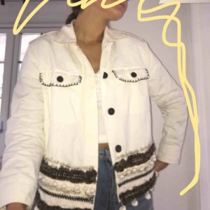  - Snygg jeansjacka i beige med skitsnygga snäckdetaljer och svarta sömmar!!🥰