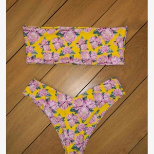  - Oanvänd bikini från SHEIN. Köpt som storlek M men liten i storleken så är som en S.