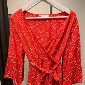  - Super gullig prickig jumpsuit. 