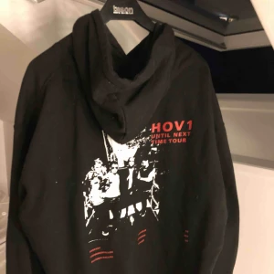  - Until text time tour Hov1 merch! Jättebra skick köpt för 600 på annexet-konserten förra året. Använd max 5 gånger. Perfekta oversized-hoodien💓🧚🏼‍♀️