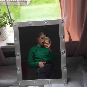  - Snygg sweatshirt! Använt ett fåtal gånger men kommer tyvärr inte till användning. Storlek XS men skulle nog säga att den kan passa å en S också❤️