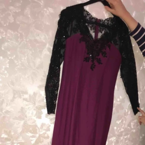 - Lång lila balklänning 