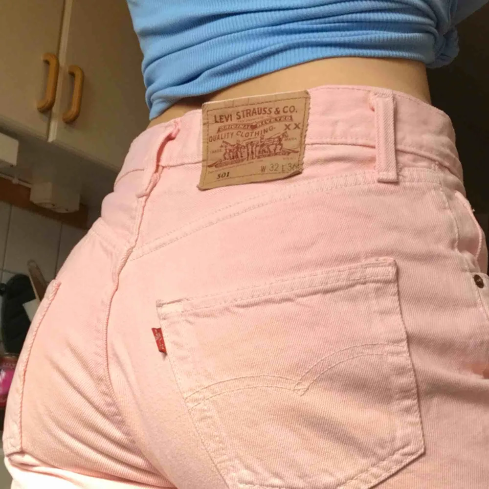 Skit snygga rosa Levis jeans.Köparen står för frakten💕. Jeans & Byxor.