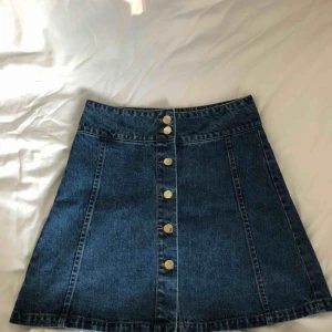  - En vanlig A-line jeanskjol från BikBok. Ganska tjockt och bra jeanstyg och har bara använt den en gång.  Köpte den för att ”gå utanför min comfort zone” men så slutade det med att jag aldrig använde den, så därför säljer jag den. 
