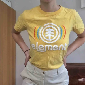  - Gul cool t-shirt från märket element med snyggt tryck. Möts på södermalm. Frakt +40kr 💛💗💛