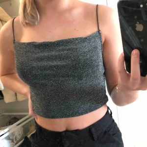  - Partytopp från H&M! Lite ”påsig” uppe vid brösten, vilket är en jättefin detalj. Kommer tyvärr inte till användning för mig.