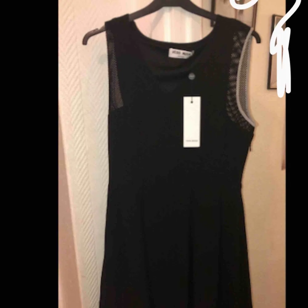 Säljer en helt ny klänning som aldrig är använd (endast testad) Ny pris 400kr säljer för 150kr (det är en kort klänning). Klänningar.
