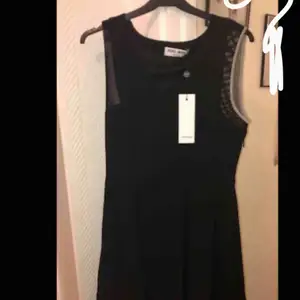 Säljer en helt ny klänning som aldrig är använd (endast testad) Ny pris 400kr säljer för 150kr (det är en kort klänning)