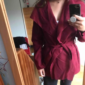  - En skön kappa som passar perfekt nu när hösten kommer! Köpt förra året och är knappt använt, så gott som ny! Kommer synd nog inte till användning. Nypris: 400kr 