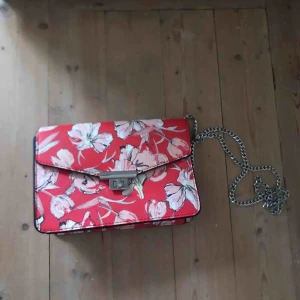  - Skitsnygg crossbody bag köpt från mango. den har en silverkedja och kombinationen av rosa och röd är skitsnygg, säljer pga att den ej kommer till användning 😢