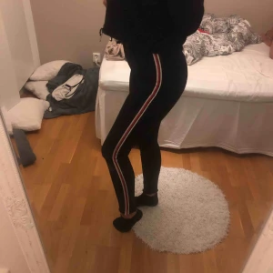  - Super fina jeans från Zara, dom har en fin reså på båda sidorna av benen.  Väl använda men i ett fint skick. Köparen står för frakten😊