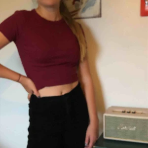  - Snygg mörklila croppad t-shirt från H&M!! Aldrig använt och har en classy vibe som samtidigt kan göra en outfit casual men ändå fin.🦋 köparen står för frakt