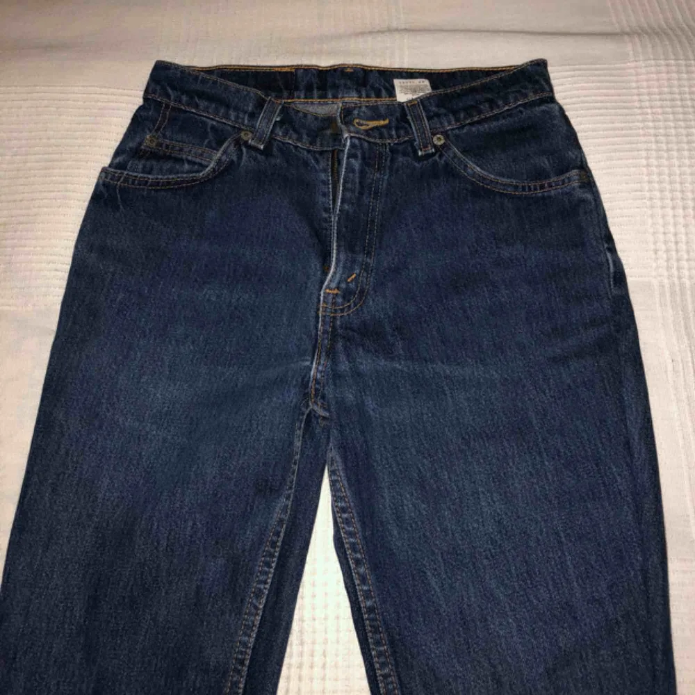 Levis 501 jeans med rätt slim/straight passform. Klassisk blå jeans färg på dem. Väldigt fin vintage style byxor, dem här är en klassiker! Dessa slags byxor brukar gå för 1000kr+ :). Jeans & Byxor.