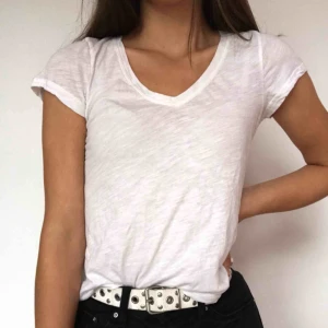  - Simpel fin vringad T-shirt från Lindex. Passar med allt! Frakt ingår i priset. Säljer pga att jag inte använder längre 