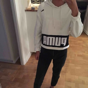  - Snygg pumahoodie i storlek M, köpt för 350 eller 400kr och är aldrig använd. Eventuell frakt står köparen för:)