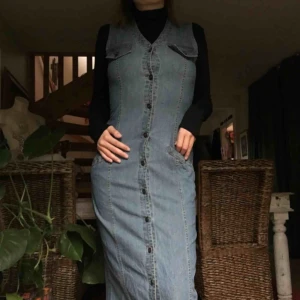  - Retro jeansklänning, skitsnygg med polo under. Kan skicka bild på längden vid intresse. Möter upp i Malmö/Lund eller fraktar mot kostnad.