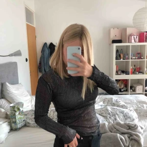  - En svart/glittrig/genomskinlig tröja som passar bra till tillfällen som fester! Storlek S, från NAKD Nypris 299 kr, säljes för 120 kr! 💕 Köparen står för frakten! 