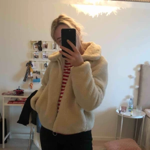  - Min fina teddyjacka från H&M behöver en ny ägare!! Tycker denna är jättefin och praktisk. Varm och mysig nu till hösten. Frakt tillkommer!