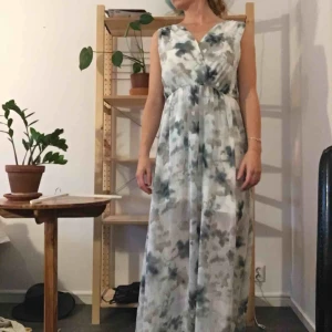  - Långklänning, använd en gång. Resår i midjan så passar även small. Jag är 164 cm och klänningen är lång men släpar inte i marken 