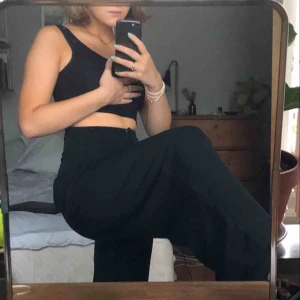  - SUPERsnygga svarta vida byxor från monki. lite dåliga bilder pga svart plagg men kan ta fler om så önskas💙 pris är absolut diskuterbart