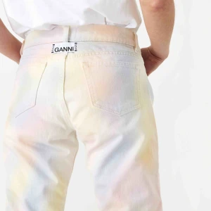  - Säljer mina älskade Ganni jeans. Supersnygga med slits nertill. Använda 3 gånger, så i princip nyskick. Inköpta på Ganni’s butik i Stockholm för 1900kr. Storlek 27 i midjan och jag är 168 cm för längd jämförelse. Pris kan diskuteras!