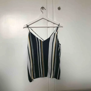  - Ett tunnare randigt linne. Använd men i gott skick. Frakt tillkommer. 😊