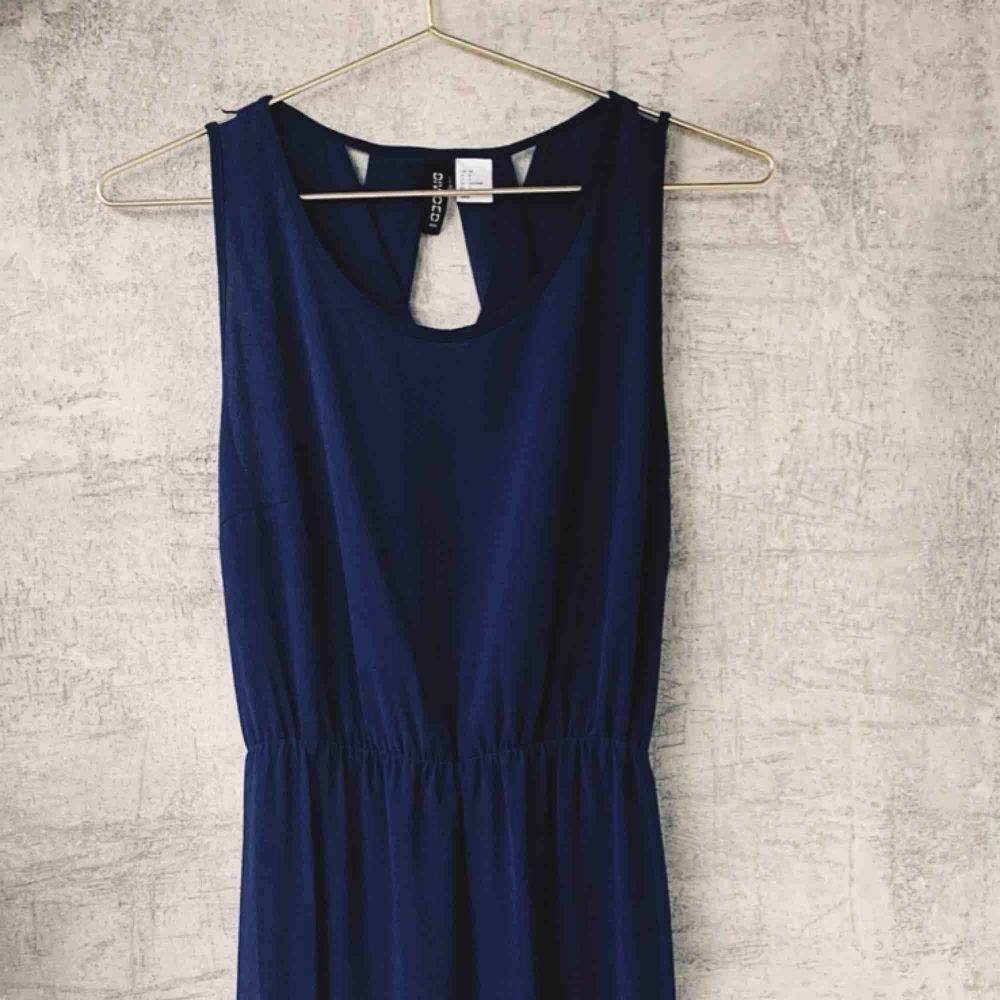 Säljer en lång klänning i mörkblå med speciell rygg - jättefin!   Pick up på Södermalm eller  Leverans med Postnord tillkommer . Klänningar.